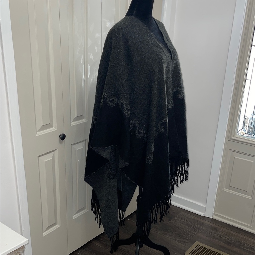 Women’s Reversible Black and Gray Fringe Poncho / Shawl Wrap - Picture 3 of 7